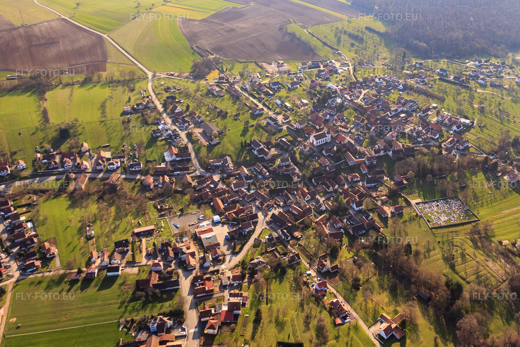 Vue aérienne: Vue d'ensemble du village depuis le nord-est à Lampertsloch dans le département Bas Rhin, France – .Photo: IMG_086668.jpg prise le 26/03/2016 par Werner Riehm/FLY-FOTO.eu – Résolution de l'original: 4642 x 3095 px