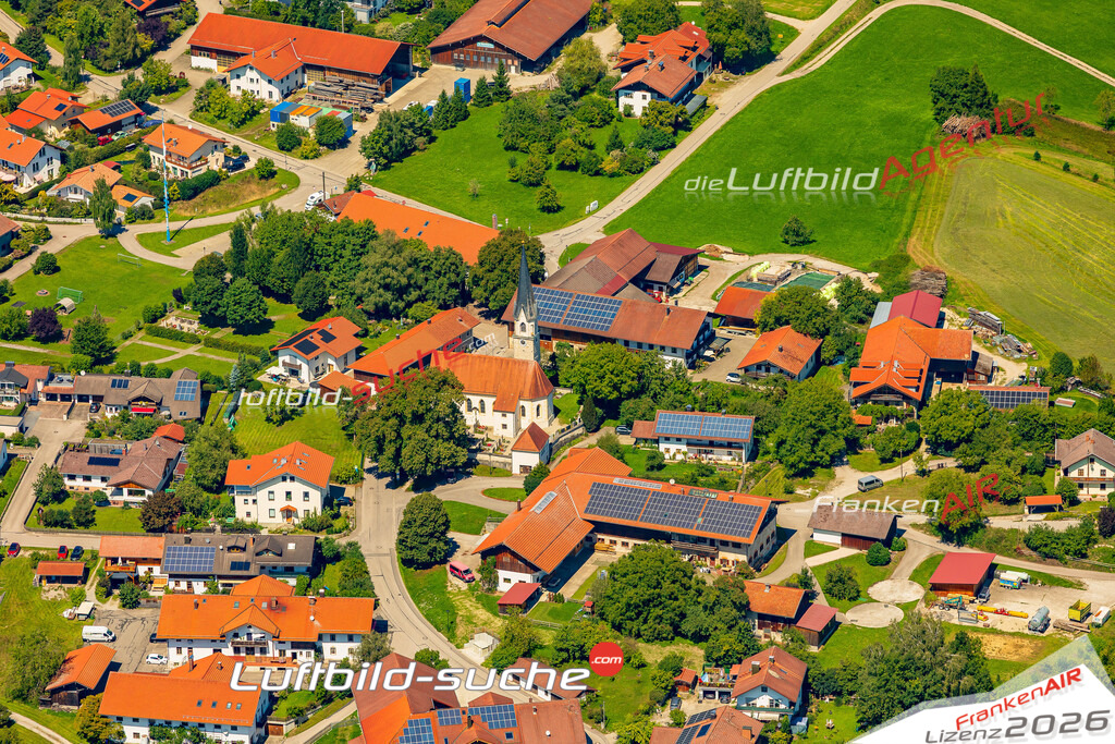 Klassische Luftaufnahme ohne Drohne zeigt:Berganger Kirche bei Baiern - Die Luftbildaufnahme wurde 2025 vom UL-Flugzeug heraus erstellt ( keine Drohne ) - Hochauflösende Luftaufnahme -Nicht vergleichbar mit Google Maps oder Satelittenbilder- Die Geschenkidee !Mit Lizenz und Bildrechte bestellbar