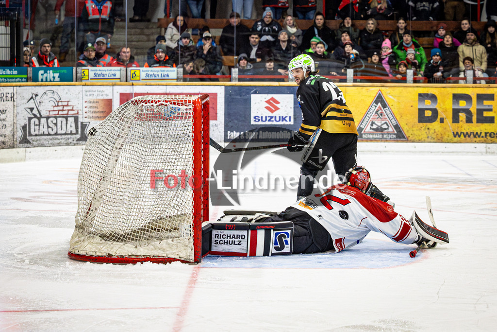 Peißenberg MINERS gegen EHC Königsbrunn LÖWEN | Eishockey Bayernliga 2025/26 Viertelfinale Spiel 2, Peißenberg MINERS gegen EHC Königsbrunn LÖWEN, 20260208,Tor Dejan VOGL (MINERS 23),2026-02-08 in Peißenberg (flatbuy Arena Peißenberg), Dejan VOGL (MINERS 23), Hannes KIEFER (MINERS 32)Copyright: WolfgangxLindner www.foto-lindner.de