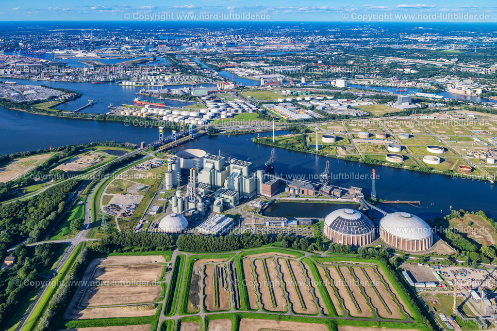 Hamburg_Moorburg_Kraftwerk_ELS_1334210823 | HAMBURG 07.09.2023 Kraftwerksanlagen und Abgas- Türme des Heizkraftwerkes Vattenfall Tiefstack in Hamburg Moorburg, Deutschland. Weiterführende Informationen bei: BAM Deutschland AG,  KMT Planungsgesellschaft mbH,  Wayss & Freytag Ingenieurbau AG. // Power plants and exhaust towers of thermal power station Vattenfall Tiefstack in Hamburg Moorburg, Germany. Further information at: BAM Deutschland AG,  KMT Planungsgesellschaft mbH,  Wayss & Freytag Ingenieurbau AG. Foto: Martin Elsen
