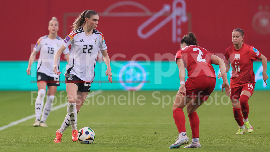 Fussball, EM-Qualifikation Frauen, Deutschland - Polen | v.li.: Jule Brand (Deutschland, DFB, 22) und Martyna Wiankowska (Polen, 2) im Zweikampf, Duell, Dynamik, Aktion, Action, Spielszene