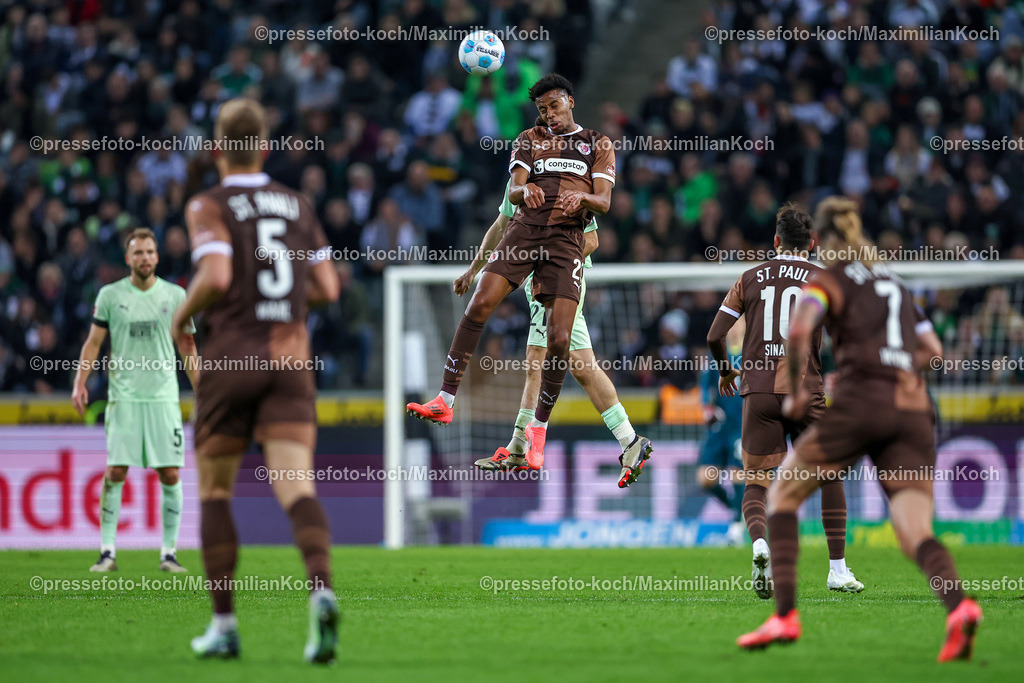 BMG24112401082 | 24.11.2024, Fußball, Borussia Mönchengladbach - FC St. Pauli, 1. Fußball Bundesliga, Borussia-Park, Saison 2024 2025: Morgan Guilavogui (St.Pauli #29) KopfballDFB regulations prohibit any use of photographs as image sequences and or quasi-video.