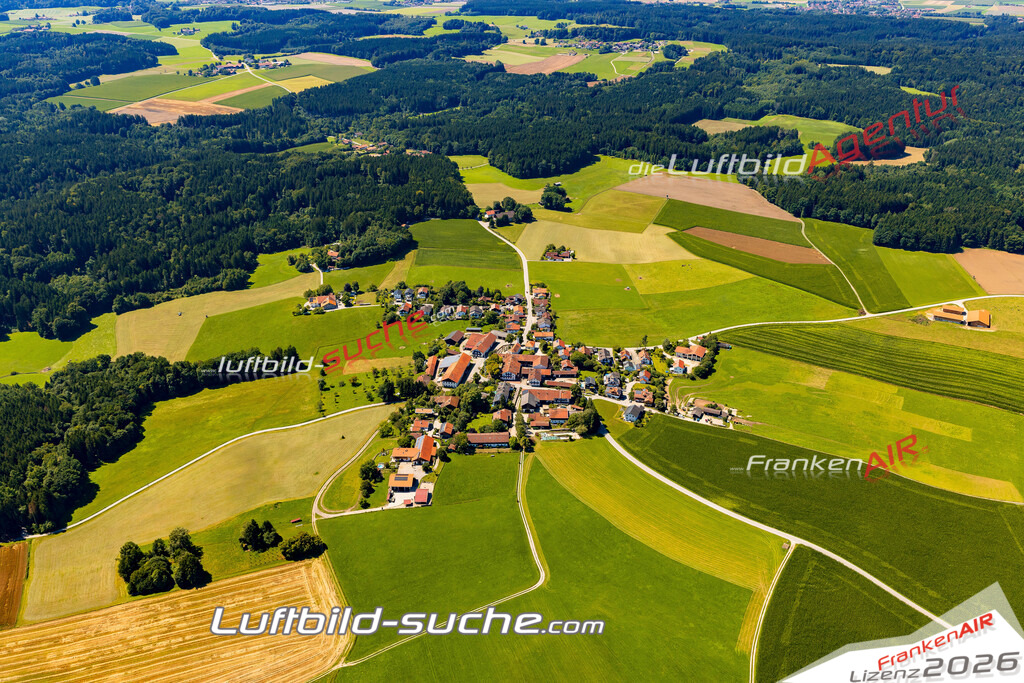 Klassische Luftaufnahme ohne Drohne zeigt:Münster bei Egmating - Die Luftbildaufnahme wurde 2025 vom UL-Flugzeug heraus erstellt ( keine Drohne ) - Hochauflösende Luftaufnahme -Nicht vergleichbar mit Google Maps oder Satelittenbilder- Die Geschenkidee !Mit Lizenz und Bildrechte bestellbar