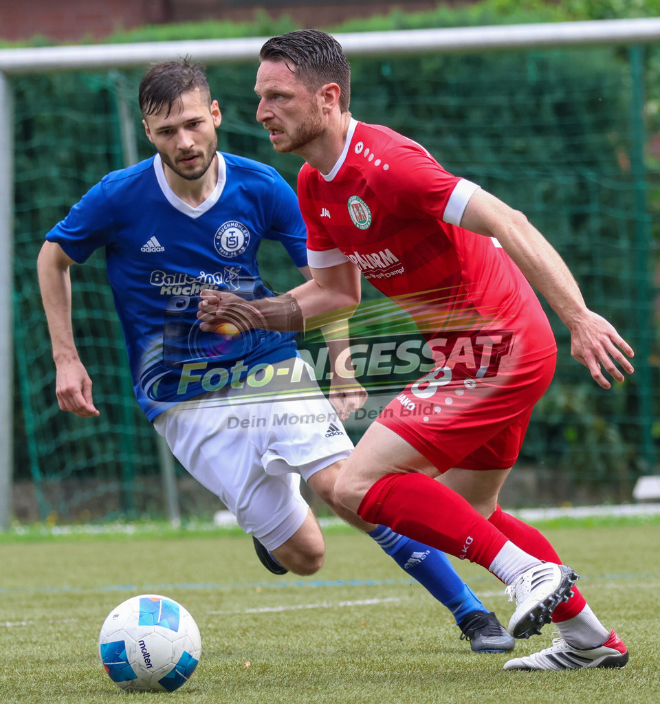 Bünder SV - TuS Bruchmühlen II | Auf dem Bild zu sehen: grün Bünder SV: Denis Müller ; blau TuS Bruchmühlen II: Alex Schäfer Bünder SV, TuS Bruchmühlen II, Saison 25/26, Kreisliga A, Bünde, Deutschland - Realisiert mit Pictrs.com