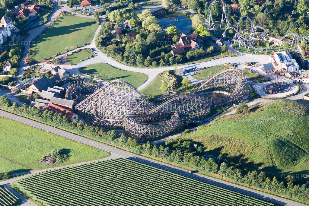 Luftbild: Tripsdrill Erlebnispark im Ortsteil Treffentrill in Cleebronn im Bundesland Baden-Württemberg in Deutschland. Foto: IMG_093829.jpg vom 23.08.2016 durch Werner Riehm/FLY-FOTO.de