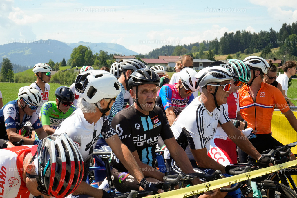 307_20230817_Bewerb_Maenner_Muehlanger | AUT - OESTERREICH, 2023-08-16: SPORT RENNRAD-FAHREN - 55. INTERNATIONALER RADWELTPOKAL IN ST. JOHANN IN TIROL  - Vintage-Radrennen mit WM-Bronze-Medaillen-Siegerin Christina Schweinberger, den Teilnehmer und Alexander Baumann (vom Orginastions-Team) - TAG 2 BEWERB MAENNER IN SECHS GRUPPEN  ; Foto: Roland Muehlanger