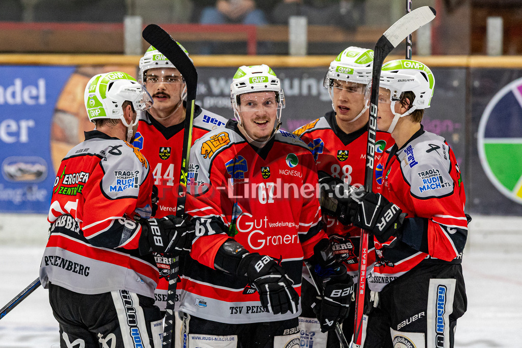 TSV Peißenberg Miners vs ERSC Amberg Wild Lions | Eishockey Bayernliga 2023/2024, TSV Peißenberg Miners vs ERSC Amberg Wild Lions,
Torjubel Miners,
2023-10-27 in Peißenberg (Eisstadion)
44 Martin LIDL (Miners 44), 87 Dominic KRABBAT (Miners 87), 67 Maximilian MALZATZKI (Miners 67), 15 Ryan MURPHY (Miners 15), 88 Zackary BROSS (Miners 88)
Copyright: WolfgangxLindner foto-lindner.de