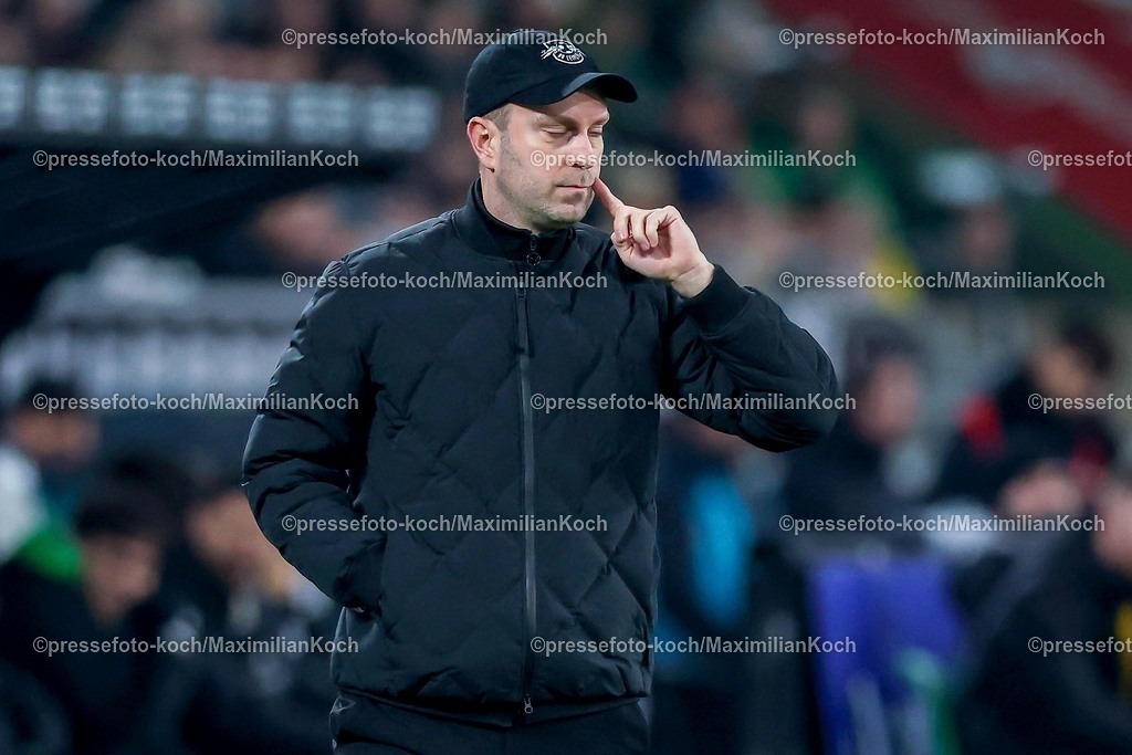 BMG28112501033 | 28.11.2025, Fußball, Borussia Mönchengladbach - RB Leipzig, 1. Fußball Bundesliga, 12.Spieltag, Borussia-Park, Saison 2025 2026: Cheftrainer Ole Werner (RB Leipzig #hc) gestikulierend am Spielfeldrand  DFB regulations prohibit any use of photographs as image sequences and or quasi-video.