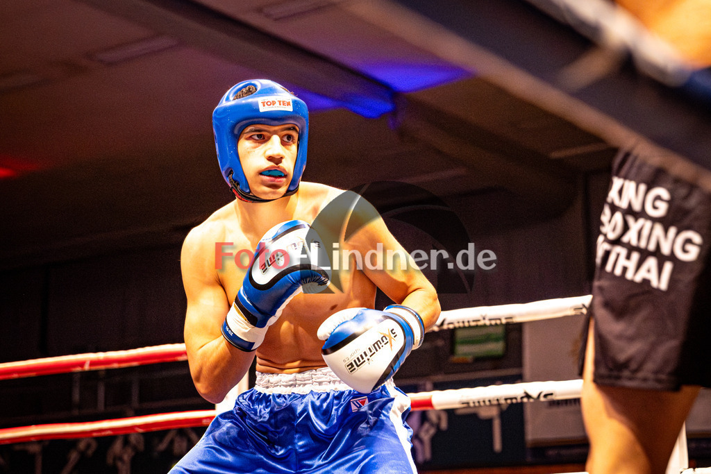 Kian Tok (Sparta Mun.) blau gegen Lukas Buathong (MFA Penz) rot | MFA Fight Night Boxen -67kg Kampf 4, Kian Tok (Sparta Mun.) blau gegen Lukas Buathong (MFA Penz) rot, 20251108,,2025-11-08 in Penzberg (Wellenberghalle Penzberg), Copyright: WolfgangxLindner www.foto-lindner.de