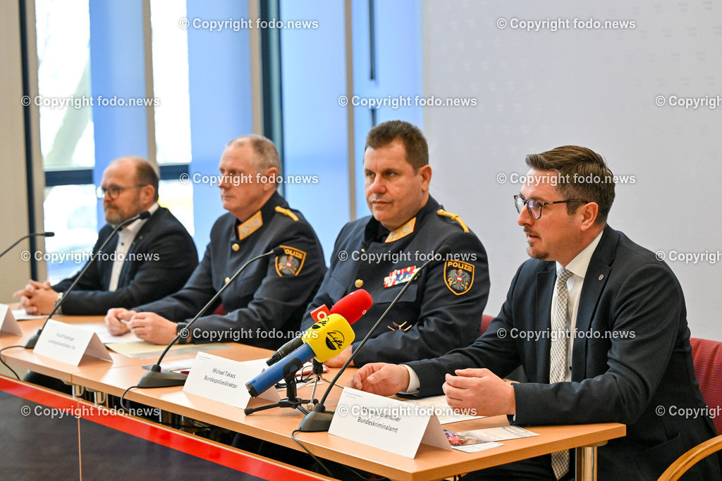 Pressekonferenz LPD Ooe_ Gemeinsam Sicher mit der Pyrotechnik_ 04.12.2023-2 | 04.12.2023, Landespolizeidirektion Oberoesterreich, AUT, Pressekonferenz LPD Ooe, Kampagnenpraesentation - Gemeinsam Sicher mit der Pyrotechnik, im Bild 
Dieter Funke (WKO Gremialobmann Baustoffhandel und Pyrotechnik), Rudolf Keplinger (Landespolizeidirektor Ooe Stv.), Michael Takacs (Bundespolizeidirektor), Manuel Scherscher (Bundeskriminalamt)