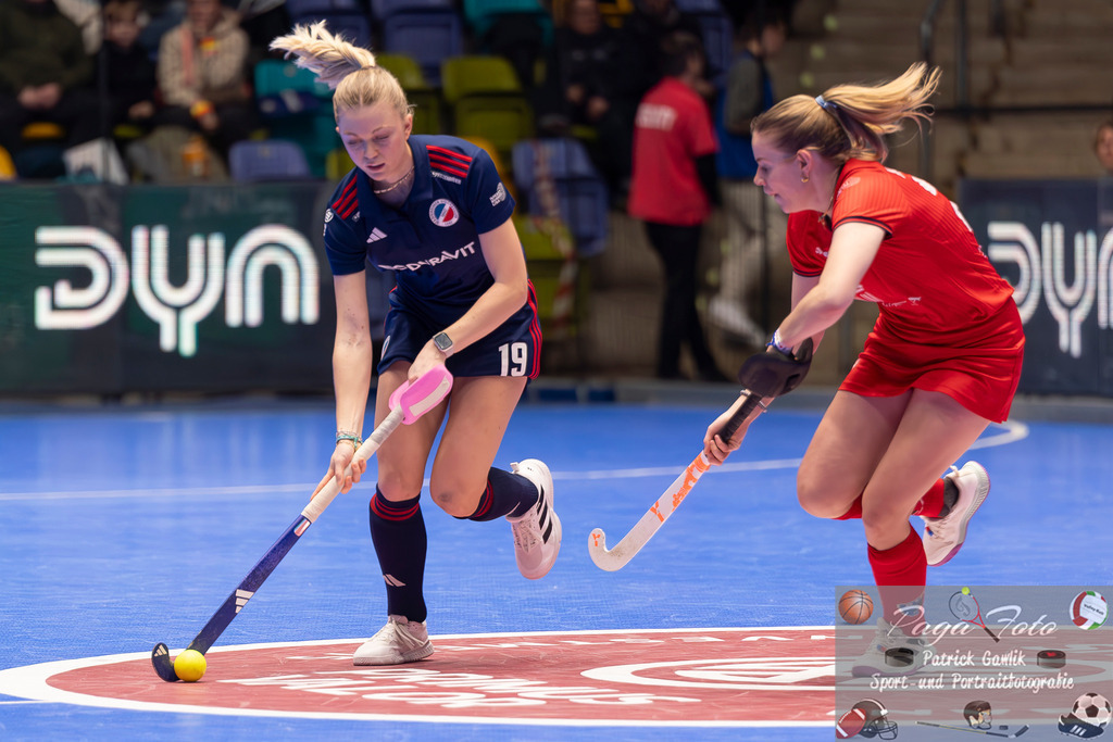 Volvo E.R.B. Final 4 Finale Frauen: Berliner HC - Mannheimer HC, 26.01.2025 | Verena Neumann (Mannheimer HC #19) &amp; Ida-Marie Köllinger (Berliner HC #24) im Zweikampf um den Ball, Berliner HC - Mannheimer HC, Frankfurt, Süwag Arena, 26.1.2025 - Realisiert mit Pictrs.com
