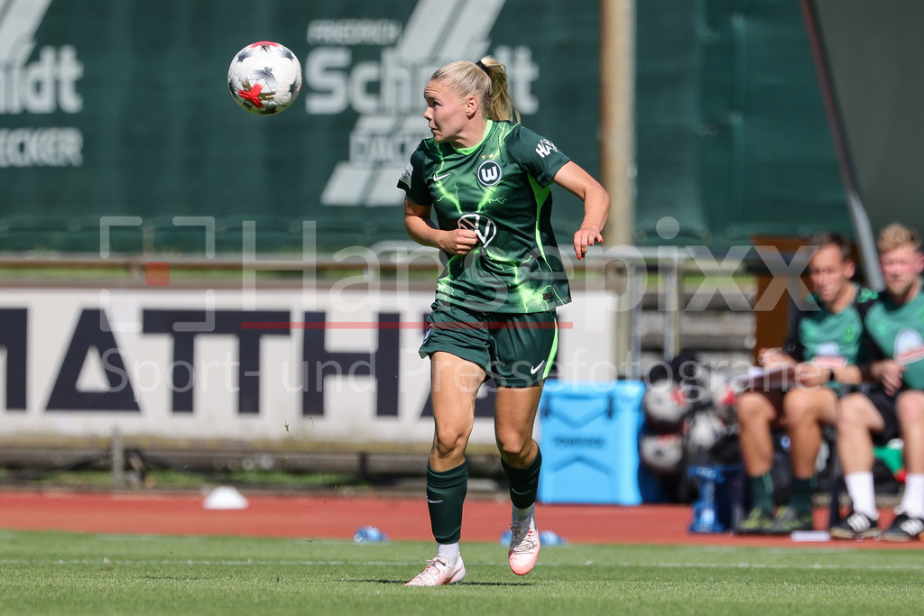 Fussball, Testspiel Frauen, SV Werder Bremen - VfL Wolfsburg | Anny Kerim-Lindland (VfL Wolfsburg, 38) am Ball, Einzelbild, Ganzkörper, Aktion, Action, Spielszene