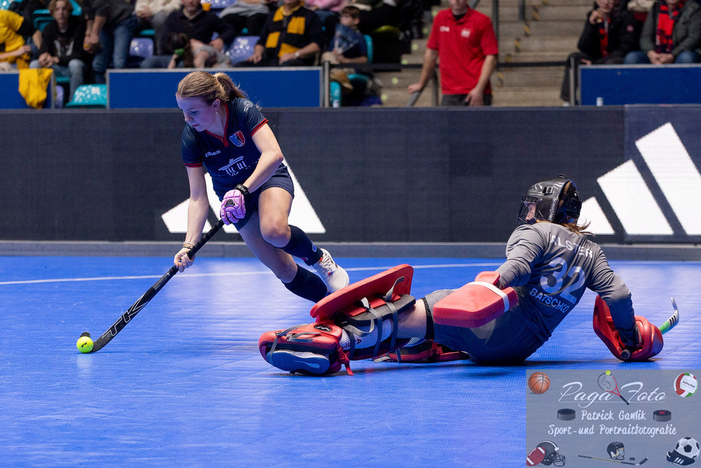 Volvo E.R.B. Final 4 Halbfinale Frauen: Der Club an der Alster - Berlienr HC, 25.01.2025 | Philine Drumm (Berliner HC #27) am Ball umkurvt Klara Batschko (Der Club an der Alster #32), Der Club an der Alster - Berliner HC, Frankfurt, Süwag Arena, 25.1.2025 - Realisiert mit Pictrs.com