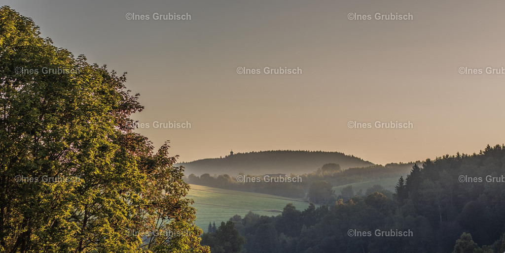 Pöhlberg am Morgen | Lila Lubbenbomm - Artwork by Ines Grubisch - Realisiert mit Pictrs.com