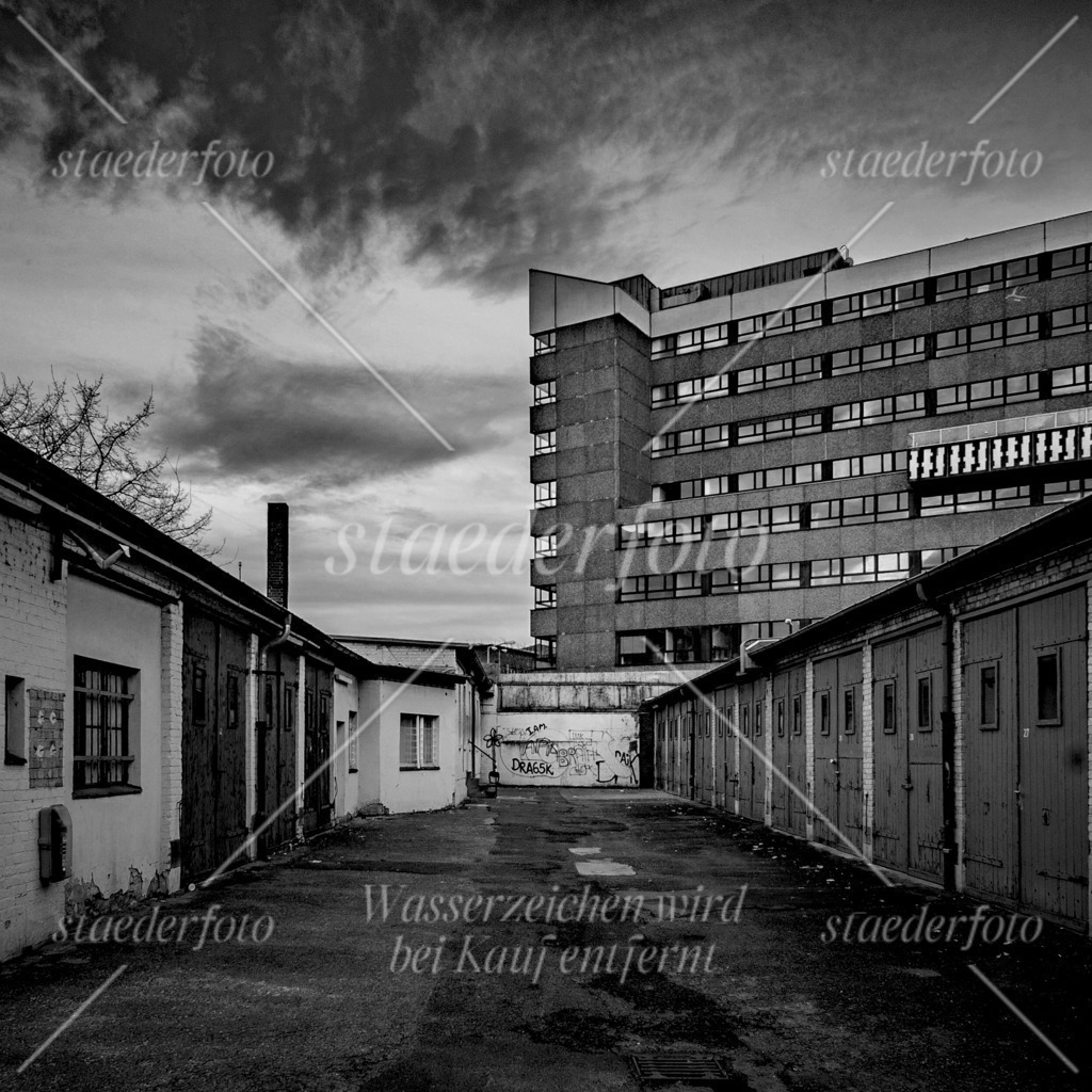GaragenfluchtundBWB_SW_du_strahlst_Berlin | Der Fotograf für Portraitfotografie aus Berlin | staederfoto.de - Realisiert mit Pictrs.com