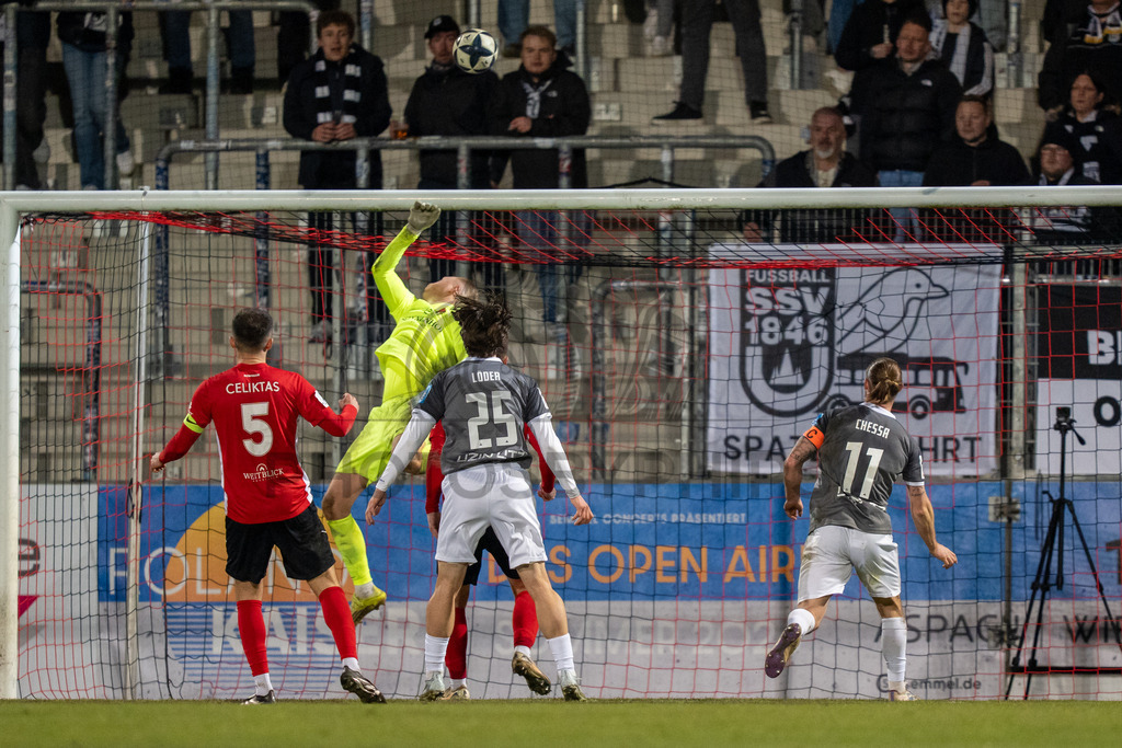 SG Sonnenhof Grossaspach vs. SSV Ulm 1846 Fussball, Fussball, WFV-Pokal, Viertelfinale, 01.04.2026 | Maximilian Reule (SG Sonnenhof Grossaspach, #01) pariert ein Abschluss,SG Sonnenhof Grossaspach vs. SSV Ulm 1846 Fussball, Fussball, WFV-Pokal, Viertelfinale, 01.04.2026