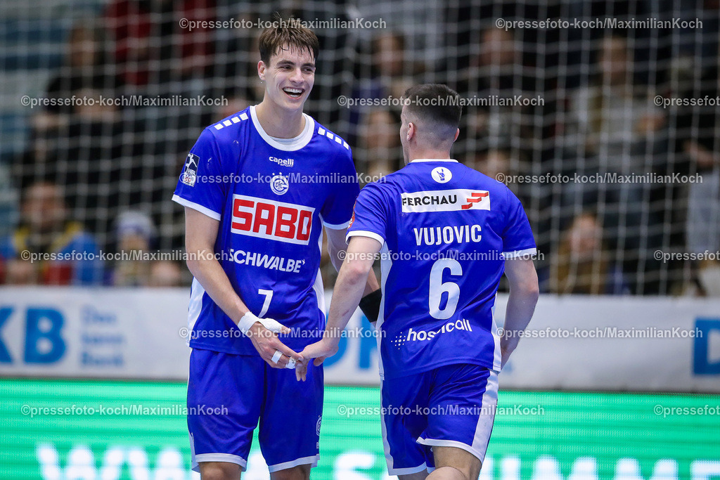 Gum1HBL19022401051 | 19.02.2024, Gummersbach, Handball, Liqui Moly Bundesliga, Schwalbe-Arena, VfL Gummersbach - SC DHfK Leipzig: Julian Köster (VfL Gummersbach) freut sich zusammen mit Milos Vujovic (VfL Gummersbach) über den Sieg.