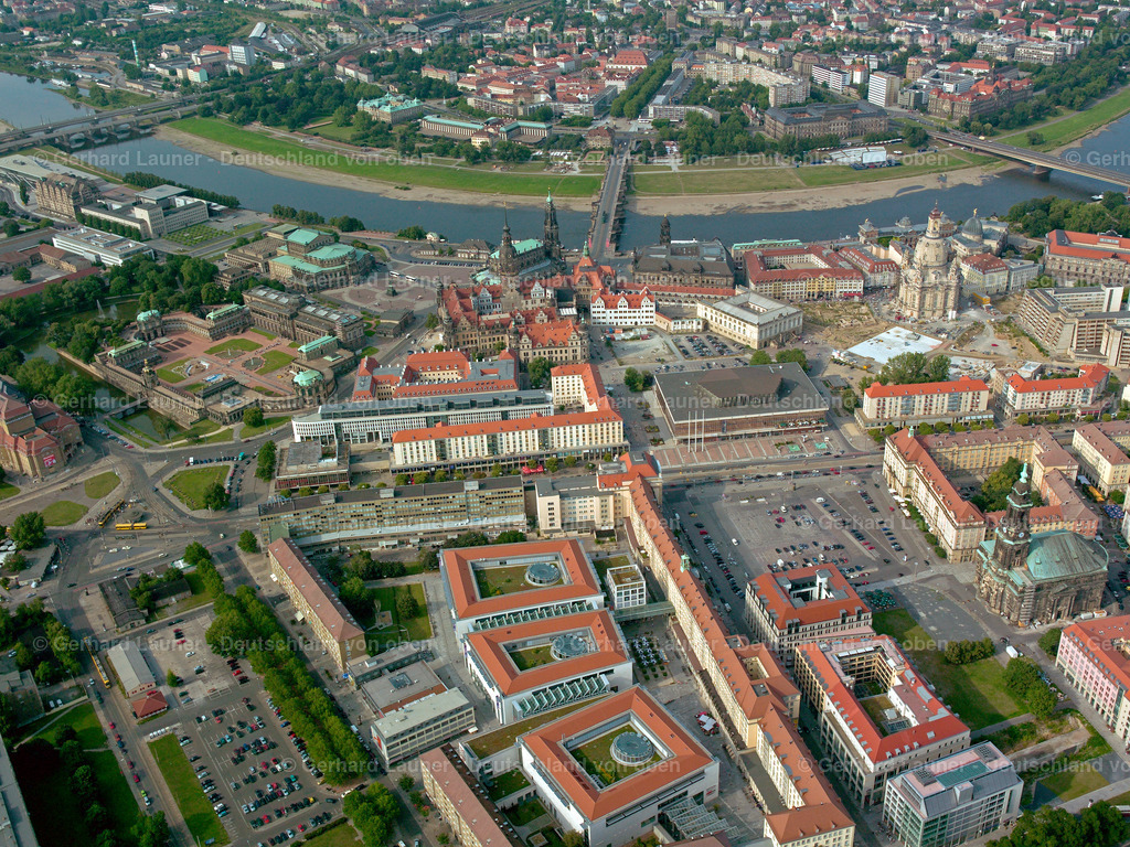 2417485 | DRESDEN  Altstadtbereich und Innenstadtzentrum am Neumarkt im Zentrum in Dresden im Bundesland Sachsen, Deutschland. Weiterführende Informationen bei: Landeshauptstadt Dresden,  Stiftung Frauenkirche Dresden. // Old Town area and city center in the district Zentrum in Dresden in the state Saxony, Germany. Further information at: Landeshauptstadt Dresden,  Stiftung Frauenkirche Dresden. Foto: Gerhard Launer
