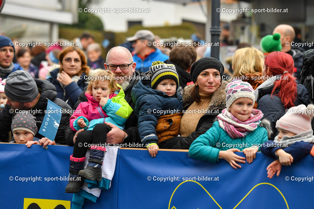 AUT, Laufen, Silvesterlauf Peuerbach 2022 | 31.12.2022, Peuerbach , AUT, Leichtathletik, Laufen, Silvesterlauf Peuerbach 2022, im Bild Fans, Zuschauer, Publikum



