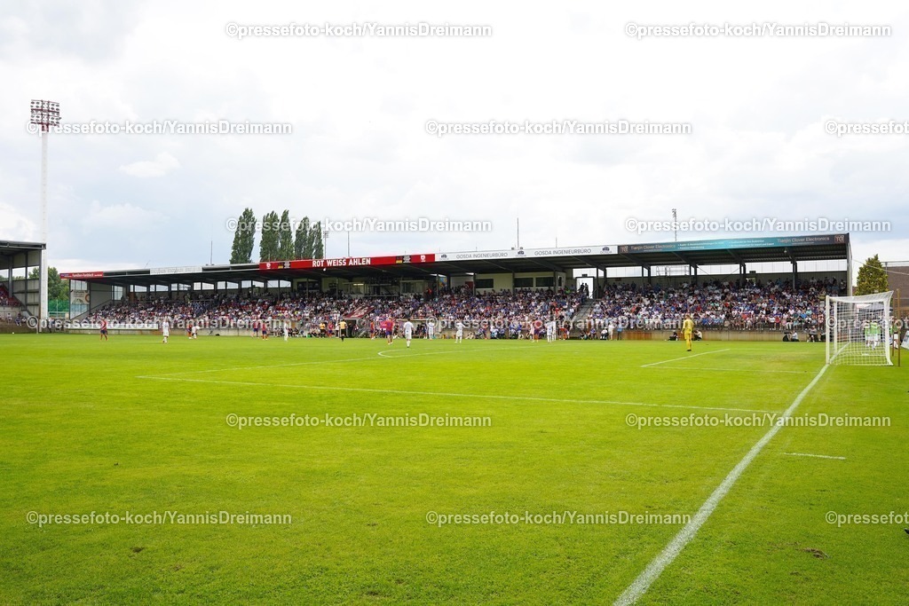 xYDR20072501095 | 20.07.2025, xydrx, Fußball, Rot Weiss Ahlen - FC Schalke 04, Testspiel, Wersestadion: Übersichtsbild volle Haupttribüne, feature,