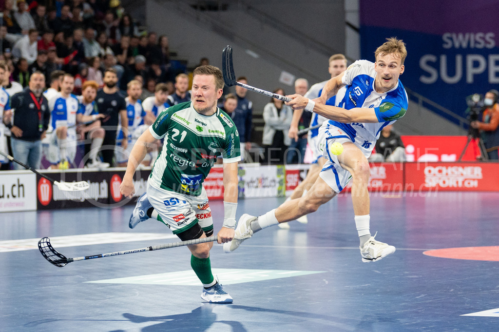 SV Wiler-Ersigen vs GC Unihockey - 23. April 2022 | SV Wiler-Ersigen vs GC Unihockey
Stimo Arena, Kloten
#10 Moritz Wenk (GC Unihockey) schiesst #21 Tatu Väänänen (SV Wiler-Ersigen) an.
Bild: Sportfotografie Markus Aeschimann | www.markus-aeschimann.ch - Realisiert mit Pictrs.com