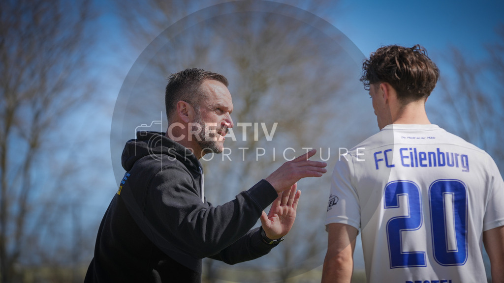 Fußball, Herren, Saison 2025/2026, Regionalliga Nordost, 29. Spieltag, FSV 63 Luckenwalde vs. FC Eilenburg, Samstag 11.04.2026, Werner-Seelenbinder-Stadion Luckenwalde, | Fußball, Herren, Saison 2025/2026, Regionalliga Nordost, 29. Spieltag, FSV 63 Luckenwalde vs. FC Eilenburg, Samstag 11.04.2026, Werner-Seelenbinder-Stadion Luckenwalde, Im Bild: Karsten Oswald (l. Trainer Eilenburg) mit Anweisungen an Kurt Pestel (r. Eilenburg) - Realisiert mit Pictrs.com