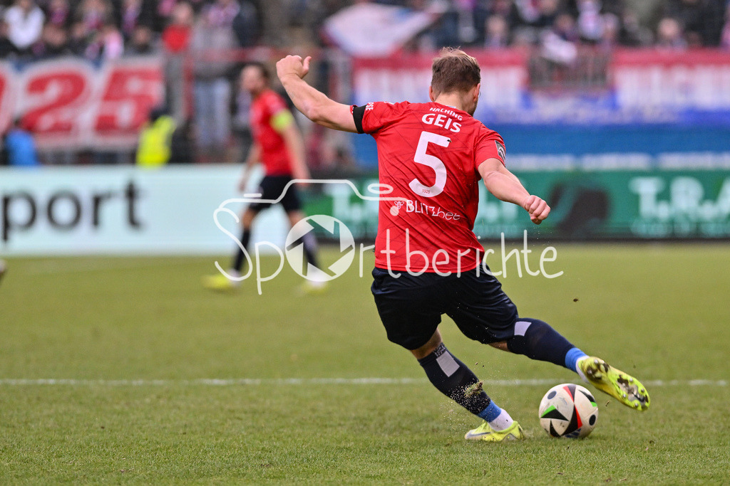 SpVgg Unterhaching - Dynamo Dresden | Beim Freistoss Johannes GEIS (SpVgg Unterhaching 5) / Freisteller / Einzetoto / 3. Liga: SpVgg Unterhaching - Dynamo Dresden, Uhlsportpark am 21.12.2024