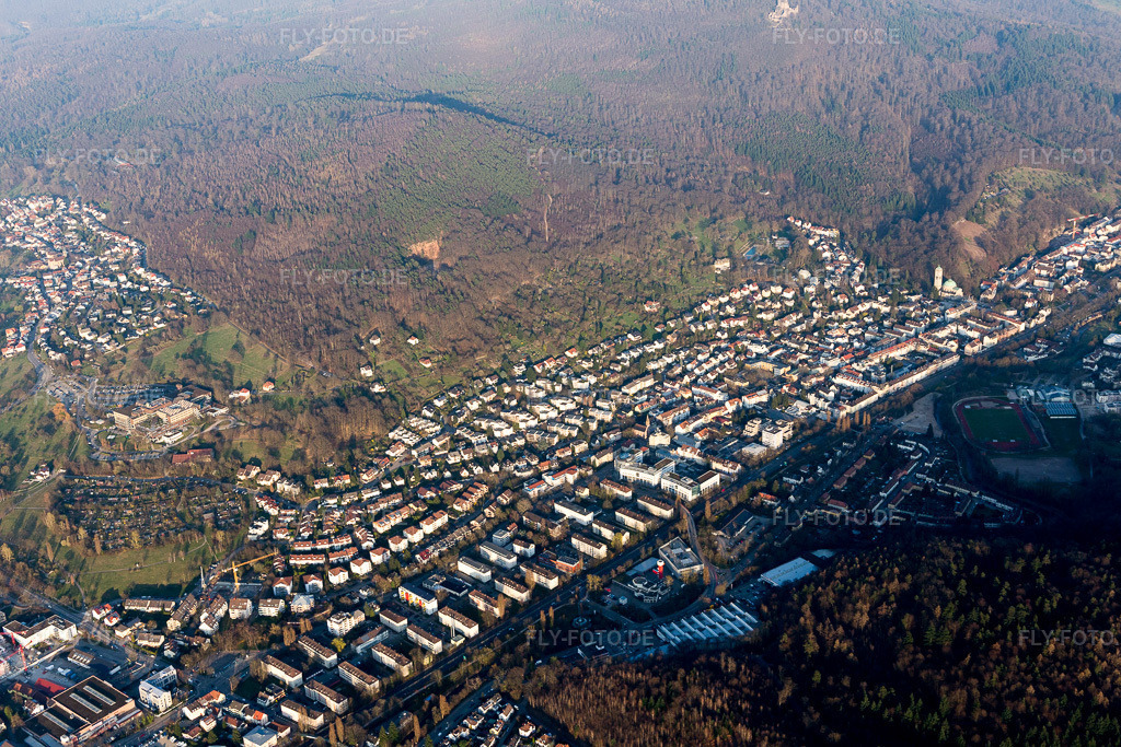 Luftbild: Alter Steinbruch, Balg Klinikum im Ortsteil Oos in Baden-Baden im Bundesland Baden-Württemberg in Deutschland. Foto: IMG_097754.jpg vom 16.03.2017 durch Werner Riehm/FLY-FOTO.de