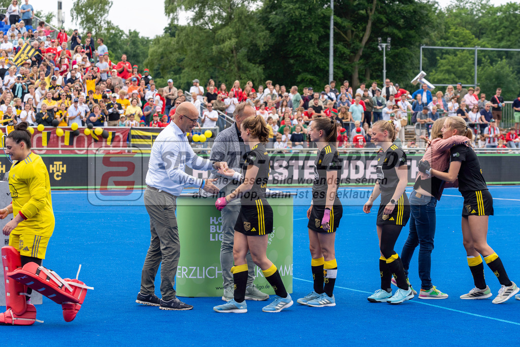 Final4_20250601-1217-HK108384 | Krefeld, Deutschland, 01.06.2025:  Feldhockey Final4 2025 – „Deutsche Feldhockey-Meisterschaften 2025“ Harvestehuder HTC - Düsseldorfer HC (Finale Damen) im Gerd-Wellen-Hockeyanlage am 01.06.2025 in Krefeld, Deutschland. (Foto von Kramhöller/Fehrmann/Kaste)Krefeld, Germany, 01.06.2025: Feldhockey Final4 2025 – „Deutsche Feldhockey-Meisterschaften 2025“ Harvestehuder HTC - Düsseldorfer HC (Finale Damen) in Gerd-Wellen-Hockeyanlage at 01.06.2025 in Krefeld, Deutschland. (Foto from Kramhöller/Fehrmann/Kaste)