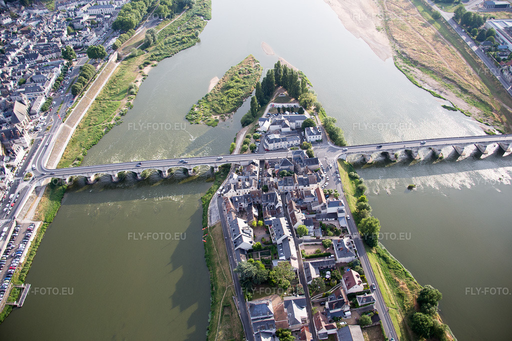 Vue aérienne: Vue de la ville à Amboise dans le département Indre et Loire, France. Photo: IMG_082362.jpg prise le 20/06/2015 par Werner Riehm/FLY-FOTO.eu – Résolution de l'original: 5472 x 3648 px