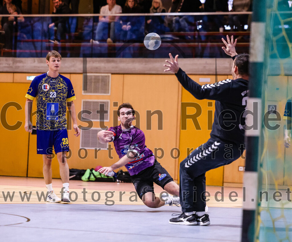 2024-12-14_047_SpVgg_Altenerding_gegen_MTV_Pfaffenhofen | Erding, Deutschland, 14.12.2024:Handball, Bezirksoberliga Männer 2024 / 2025, 10. Spieltag, SpVgg Altenerding gegen MTV Pfaffenhofen, Endergebnis: 32:30Kilian Roessler (MTV Pfaffenhofen, #23), Joseph Wyhnalek (SpVgg Altenerding, #2), Tobias Hartmair (MTV Pfaffenhofen, #28)Foto: Christian Riedel / fotografie-riedel.net