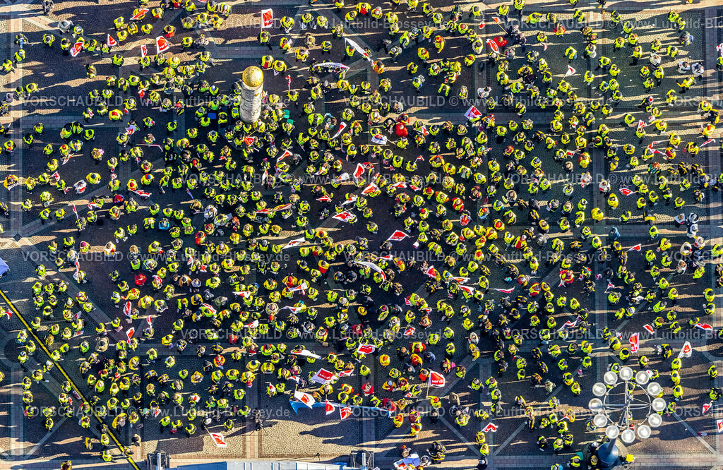 Dortmund230200391b | Luftbild der zentralen Poststreik-Kundgebung in Dortmund auf dem Friedensplatz vor dem Dormunder Rathaus. Rund 3.500  Beschäftigte aus Verteilzentren in ganz NRW demonstrieren am Dienstag in der Dortmunder city. Poststreik, VERDI, Kundgebung, City, Dortmund, Ruhrgebiet, Nordrhein-Westfalen, Deutschland