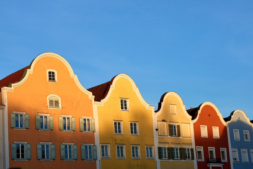 Teil der Silberzeile mit blauem Himmel | Schaerding, Austria - September 24, 2016: Teil der Silberzeile mit blauem Himmel. - Realisiert mit Pictrs.com