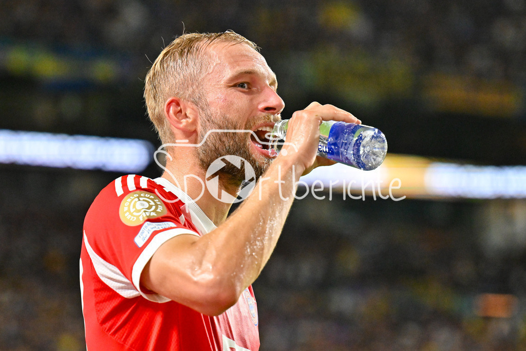 FC Bayern München - Boca Juniors | in dieser Szene nimmt Konrad LAIMER (FC Bayern Muenchen 27) einen kraeftigen Schluck Wasser / Hitze / Miami / Florida / Einzelfoto / Freisteller / FIFA Club World Cup: FC Bayern Muenchen - Boca Juniors, Hard Rock Stadium am 20.06.2025 / NOT FOR SALE IN USA