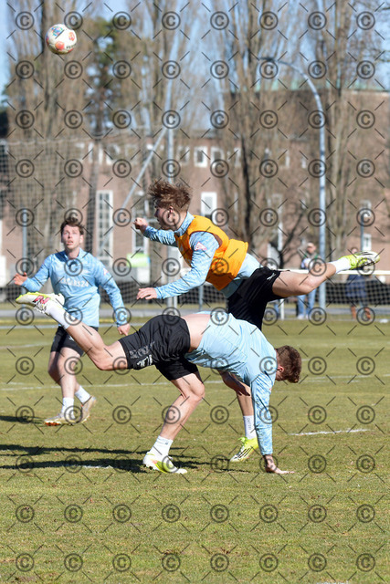 RGE_8133c | Hertha BSC, 2.Bundesliga, Herren, Training, Saison 2025/26, im Bild oben Niklas Hildebrandt ( Hertha BSC ), unten Sebastian Groenning ( Hertha BSC ),  02.03. 2026, Fotograf: Ralf Gebhardt - Realisiert mit Pictrs.com
