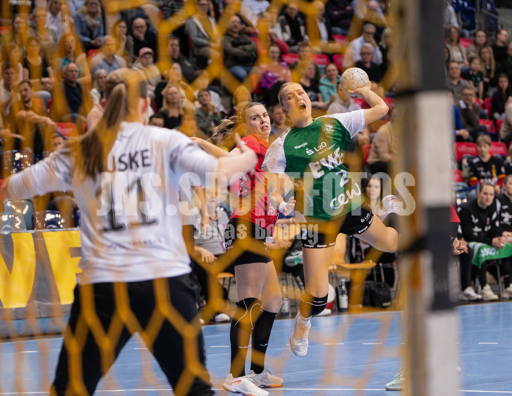 Handball I Frauen I Saison 2025-2026 I 1. HBF I 17. Spieltag I VFL Oldenburg - Thüringer HC I 0141 | Lisa Borutta (2, VfL Oldenburg) - Realisiert mit Pictrs.com