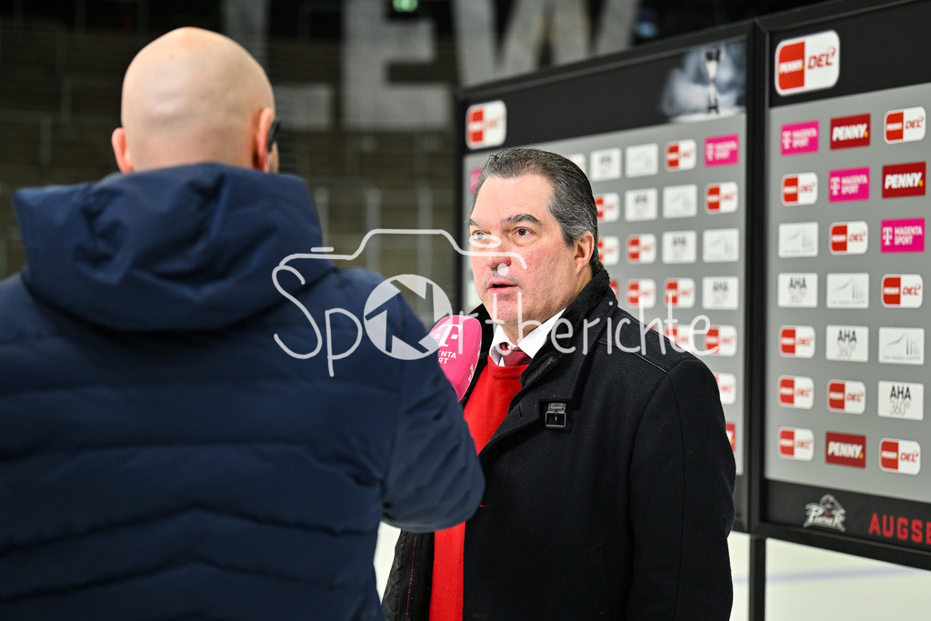 Augsburger Panther - Eisbären Berlin | AUGSBURG, GERMANY - 27. JANUARY: im Bild AEV Sportdirektor Larry MITCHELL beim Interiew mit MagentaSport vor dem Match zwischen den Augsburger Panthern und den Fischtown Pinguins am 43. Spieltag der Penny DEL im Curt Frenzel Stadion