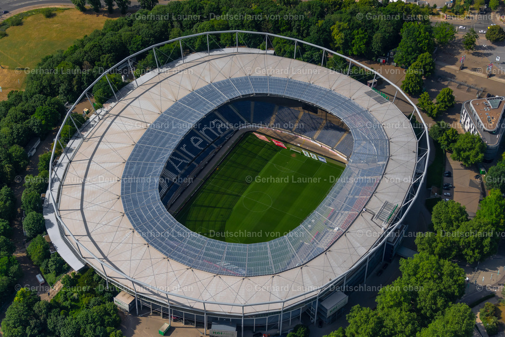 4031070 | HANNOVER 02.06.2020 Stadion der HDI Arena an der Robert-Enke-Straße im Stadtteil Calenberger Neustadt von Hannover in Niedersachsen. Weiterführende Informationen bei: HDI Versicherung AG,  Hannover 96 Sales &amp; Service GmbH &amp; CO.KG,  SCHULITZ Architekten GmbH,  SEH Engineering GmbH,  Wayss &amp; Freytag Ingenieurbau AG. // HDI Arena stadium in Calenberger Neustadt district of Hanover, in Lower Saxony. Further information at: HDI Versicherung AG,  Hannover 96 Sales &amp; Service GmbH &amp; CO.KG,  SCHULITZ Architekten GmbH,  SEH Engineering GmbH,  Wayss &amp; Freytag Ingenieurbau AG. Foto: Gerhard Launer