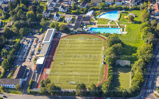 Sprockhoevel240810874 | Luftbild, Baumhofstadion mit Tribüne, Fußballstadion TSG 1881 Sprockhövel e.V., Spieler auf dem Platz im Training, Freibad und Nichtschwimmerbecken, Niedersprockhövel, Sprockhövel, Ruhrgebiet, Nordrhein-Westfalen, Deutschland