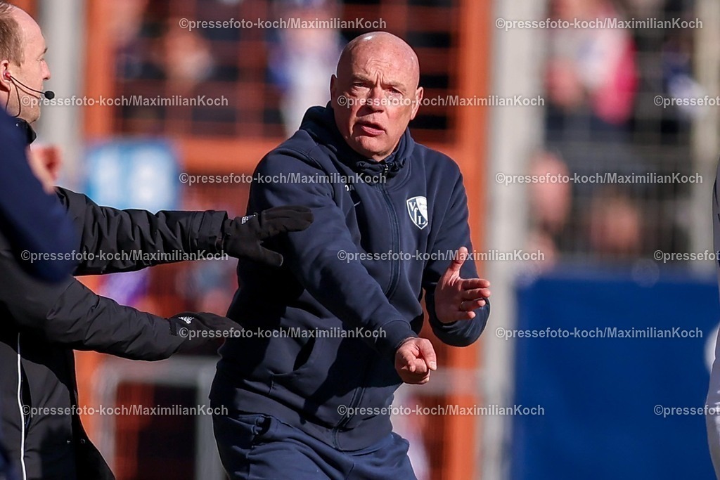 BOC14022601026 | 15.02.2026, Fußball, VfL Bochum - SC Paderborn 07, 2. Fußball Bundesliga, 22. Spieltag, Vonovia Ruhrstadion, Saison 2025 2026: Cheftrainer Uwe Rösler (VfL Bochum #hc) gestikulierend am Spielfeldrand   DFB regulations prohibit any use of photographs as image sequences and or quasi-video.
