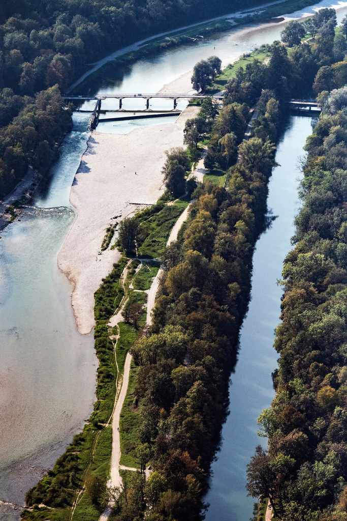 dr__0055865.jpg | MüNCHEN 17.09.2020 Uferbereiche am Flußverlauf der Isar und des Isarwerkkanal in München im Bundesland Bayern, Deutschland. // Riparian zones on the course of the river der Isar and des Isarwerkkanal in Munich in the state Bavaria, Germany. Foto: Daniel Reiter