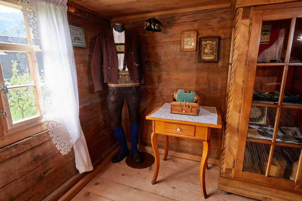 Heimatmuseum Bezau | Bezau, Austria - July 27, 2017: Heimatmuseum Bezau, Bregenzerwäldertracht für Männer und ein Knüpfstuhl für Goldbänder. - Realisiert mit Pictrs.com