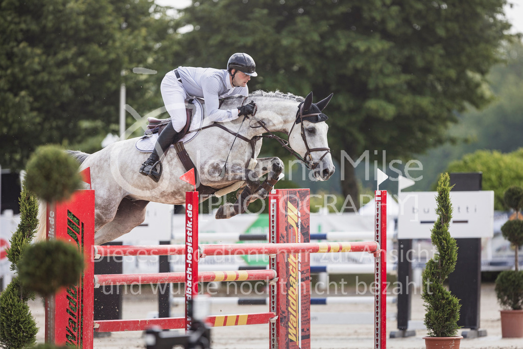 250531_MayDays_M2-Springen-547 | Deine schönsten Turniermomente als professionelle Fotos! Entdecke hochwertige Pferdesport-Fotografie im Online-Shop. Jetzt Fotos finden & bestellen!