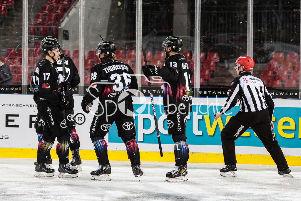 Kölner Haie - Augsburger Panther | Die Haie jubeln ueber einen Treffer gegen die Augsburger Panther