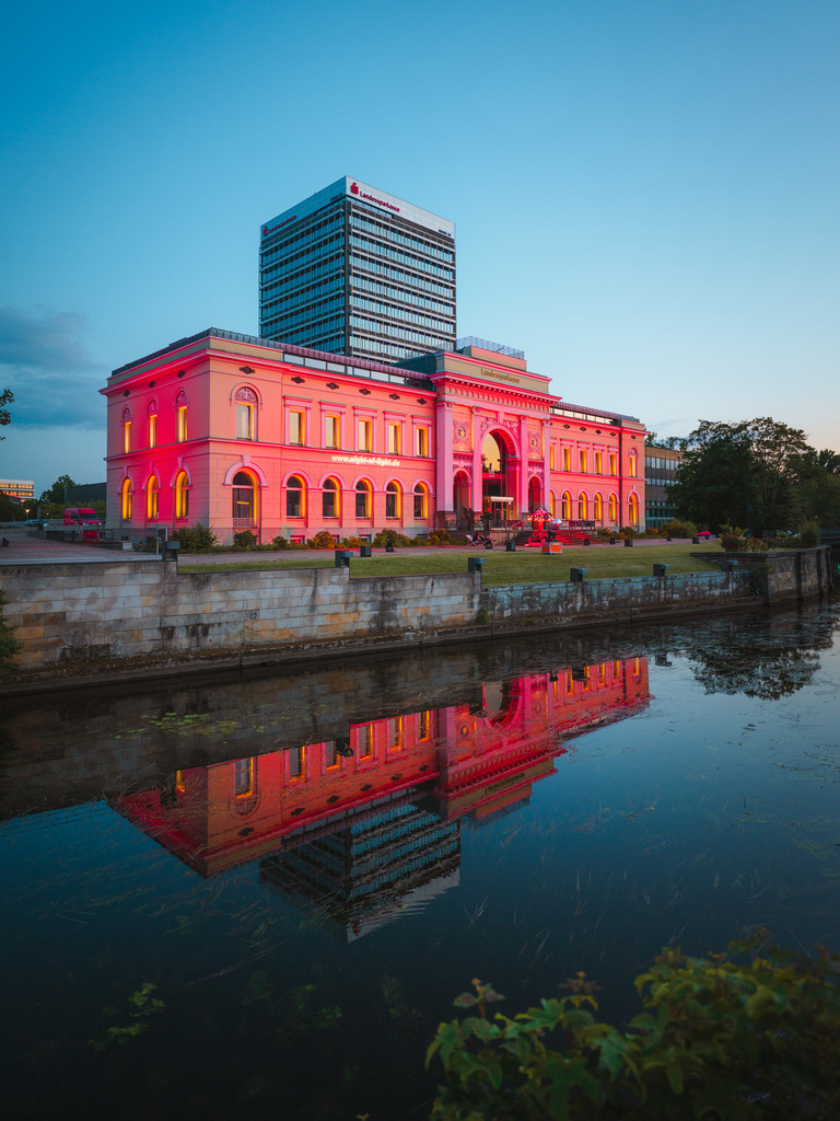 Alter Bahnhof | Entdecke exklusive Fotokunst aus Braunschweig: Bildband, Leinwände, Postkarten, Kalender, digitale Downloads & Bildlizenzen. Jetzt im offiziellen Beautiful Braunschweig Shop! - Realisiert mit Pictrs.com