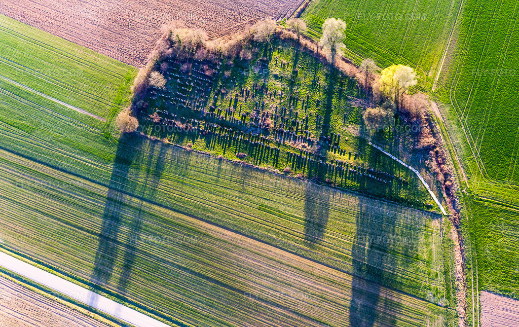 Aerial view: Old Jewish cemetery of Trimbach in Trimbach in the state Bas-Rhin, France. – Photo: IMG_097828.jpg taken on 03/27/2017 by Werner Riehm/FLY-FOTO.com – Resolution of the original: 3926 x 2473 px