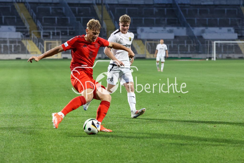 FC Bayern Amateure - DjK Vilzing | Im Duell Simon SEDLACZEK (DJK Vilzing #8) und Samuel UNSOELD (FC Bayern München II #19) / Zweikampf / Regionalliga Bayern: FC Bayern München II - DjK Vilzing, Grünwalder Stadion am 30.08.2024