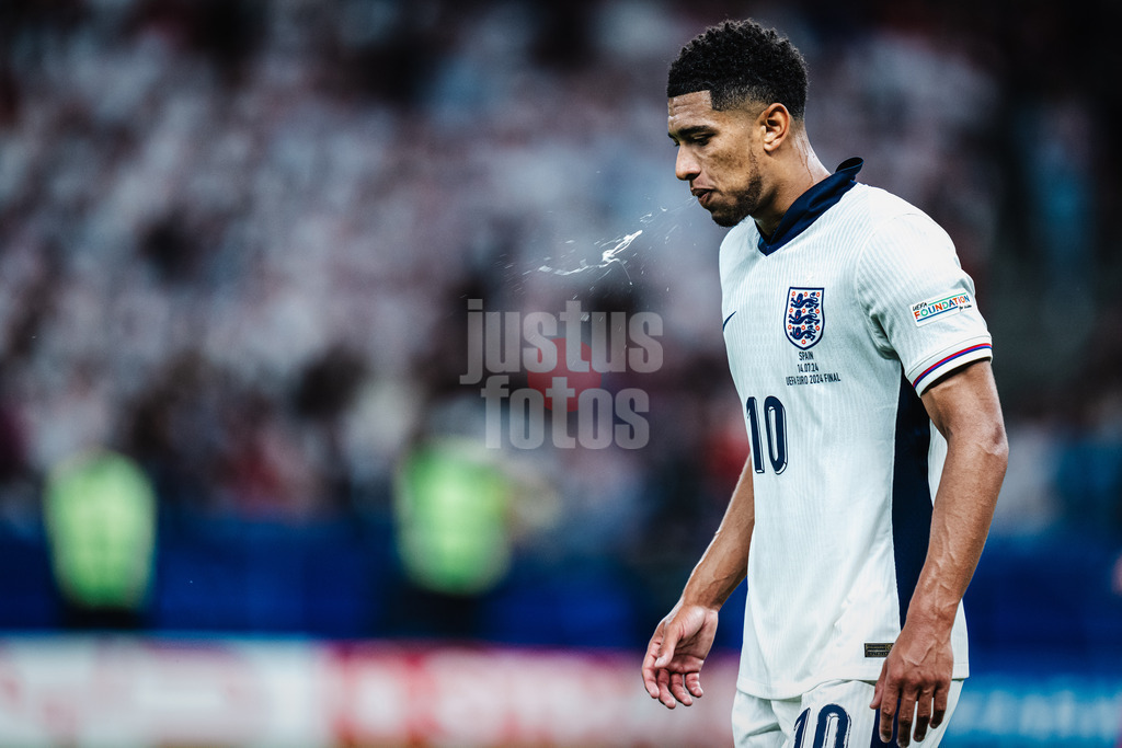 Fußball | Herren | UEFA-Fußball-Europameisterschaft 2024 | Finale | Spanien vs. England | 14.07.2024 | Jude Bellingham (#10, England) spuckt