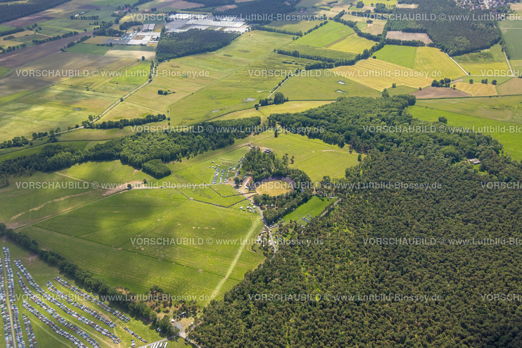 Duelmen220505063MerfelderBruchPferde | Luftbild, Wildpferdefang im Merfelder Bruch bei Dülmen, Arena der Wildpferdebahn, Herzöge von Croÿ Anwesen, Pferdeherde,  Merfeld, Dülmen, Münsterland, Nordrhein-Westfalen, Deutschland