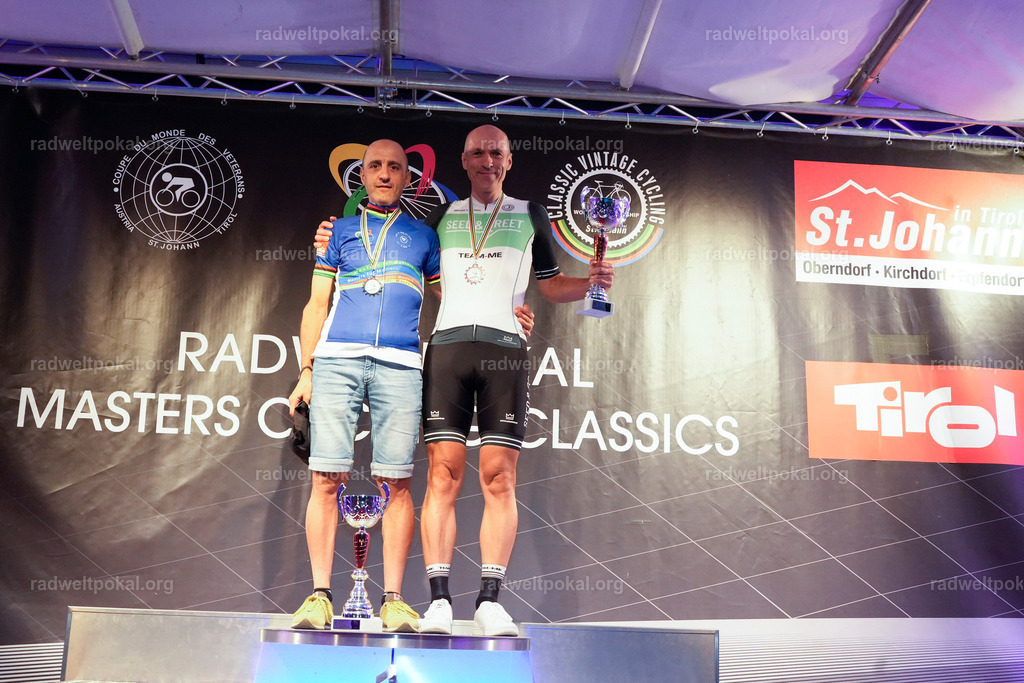 1323_20230817_Bewerb_Maenner_Muehlanger | AUT - OESTERREICH, 2023-08-16: SPORT RENNRAD-FAHREN - 55. INTERNATIONALER RADWELTPOKAL IN ST. JOHANN IN TIROL  - Vintage-Radrennen mit WM-Bronze-Medaillen-Siegerin Christina Schweinberger, den Teilnehmer und Alexander Baumann (vom Orginastions-Team) - TAG 2 BEWERB MAENNER IN SECHS GRUPPEN  ; Foto: Roland Muehlanger